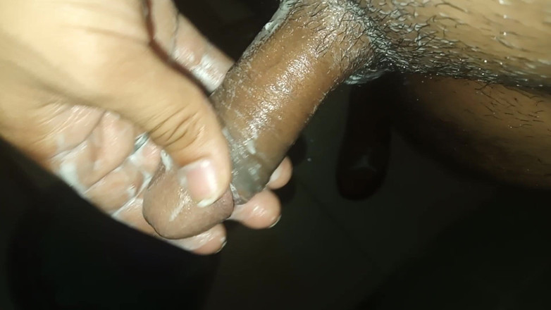 Cute boy jerks off: Homem magro leva seu tempo para se tocar no banheiro