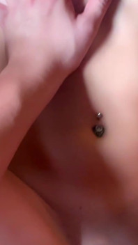 Ich habe es erwischt! Meine stiefschwester stöhnt und masturbiert