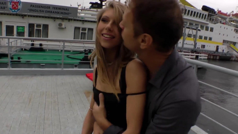 Rocco Siffredi porn: O gagică frumoasă este futută și penetrată cu jucărie în curul ei...
