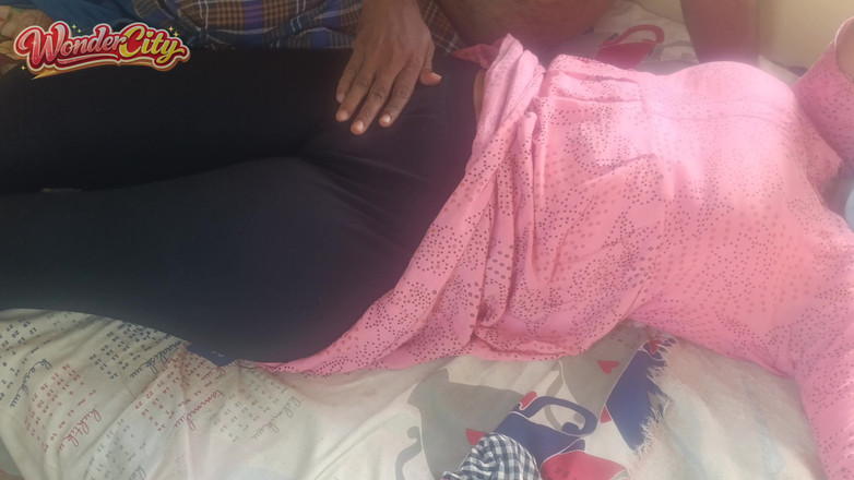 Pushpa studio: गृहिणी गुलाबी चुड़ी बिस्तर में हॉट चुदाई