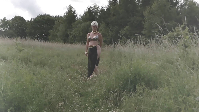 The adventures of Kylie Britain: Trois, c'est une foule