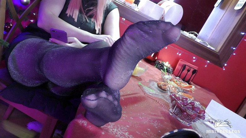 Mistress Legs: Sahibe terlikli ve lurex külotlu çoraplı seksi ayaklar