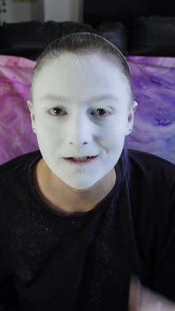 Alice do makeup