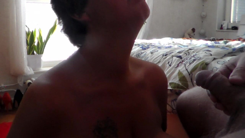 Sex hub couple: John está mijando na língua de Jen