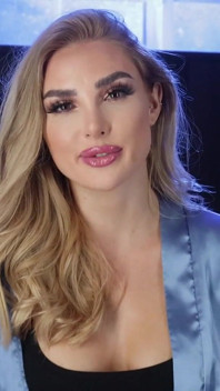 Kenzie Anne recebe sua vulva sexy coberta de porra