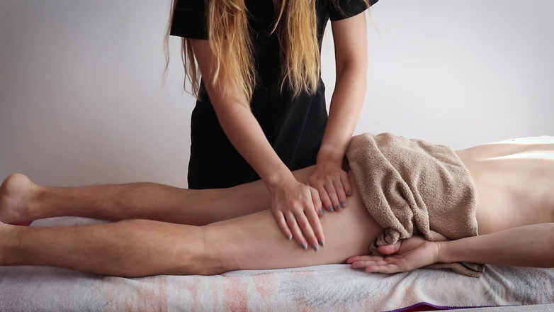 HotCoupleTeam: 私は定期的にマッサージに通っていますが、こういう経験は初めてです。家で妻に何と言えばいいでしょうか