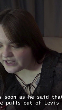 Pornstory: Stella se škodolibě ušklíbne, když má svého přítele s připínacím penisem