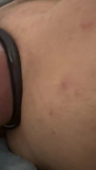 少年はその勃起した膣を見るととても興奮します