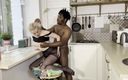 Dirty fantasy: Blonďatá macecha v černých punčochách plní své mezirasové touhy v kuchyni