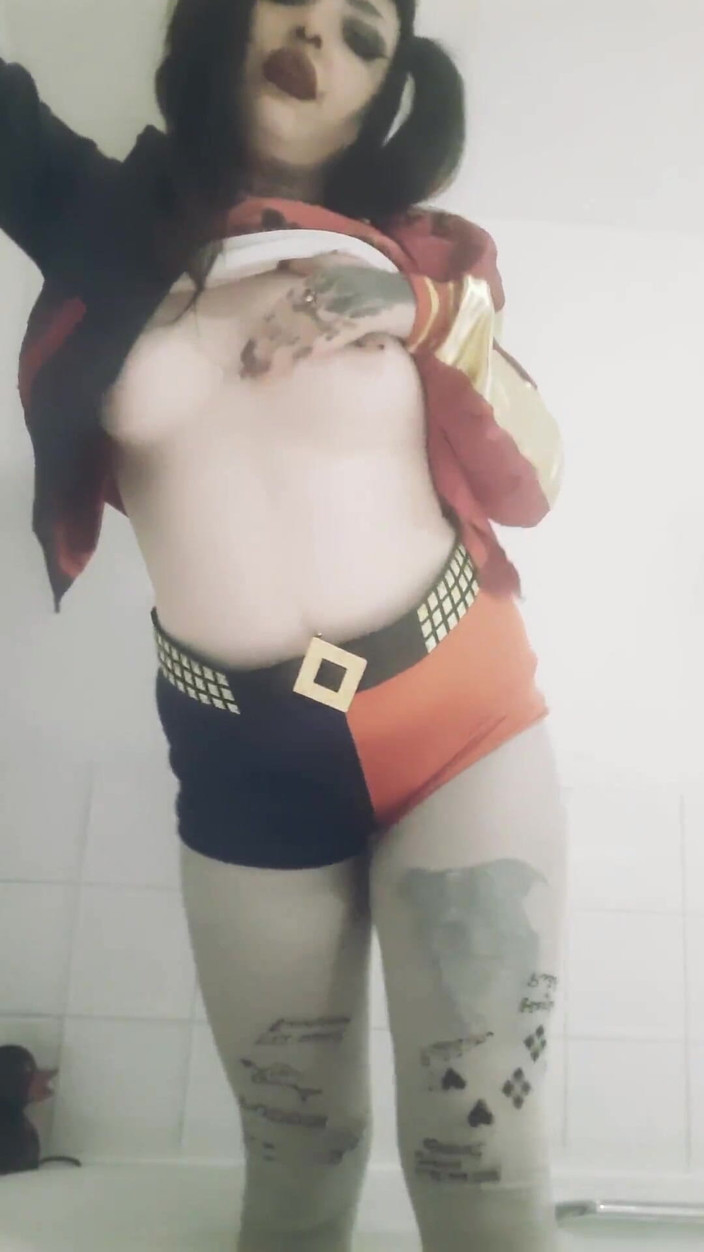 Yourfavecumslut: Čůrání v Harley Quinn Cosplay!