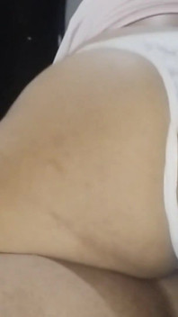 Zůstám sám s velkým zadkem své nevlastní é služky, zatímco ona mluví se svým přítelem, vysaju jí zadek a nakonec ji dobře ošukám.