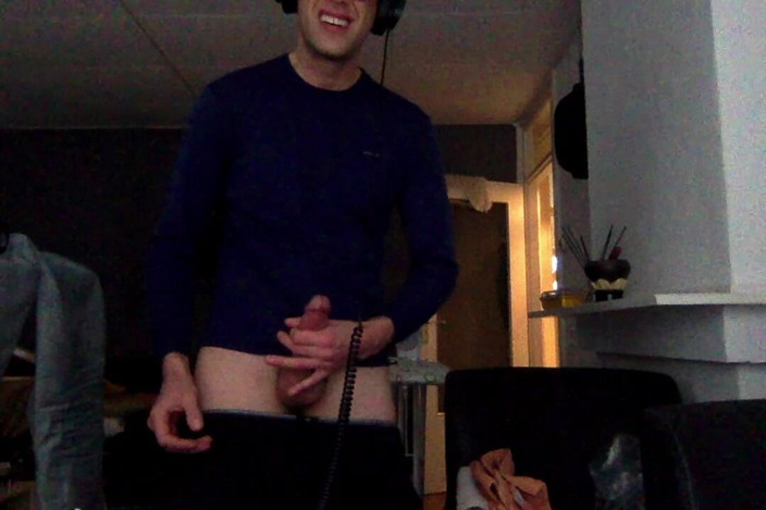 Cam Crest: Nice Dick Pumping at My Friends Place