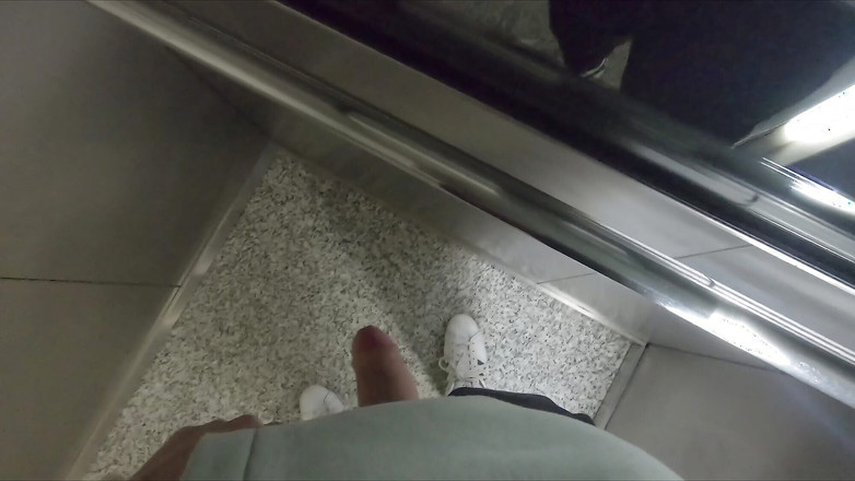 Dirty Dog: Twink 素人男人炫耀在市中心的街边走动的鸡巴