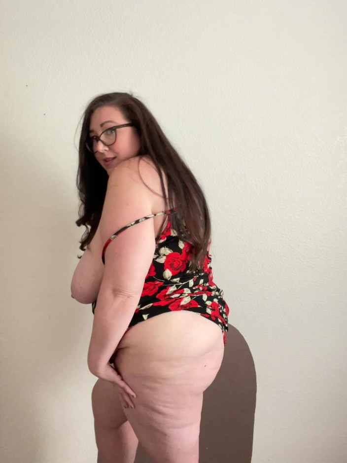 cutejayne: 타이트한 드레스를 입고 핫한 몸과 거유를 보여주는 매력적인 비 밀프