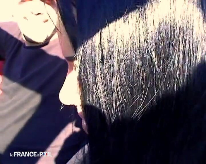 La France a Poil: 히치하이커에게 특별한 라이드를 주는 핫한 젊은 갈색 머리