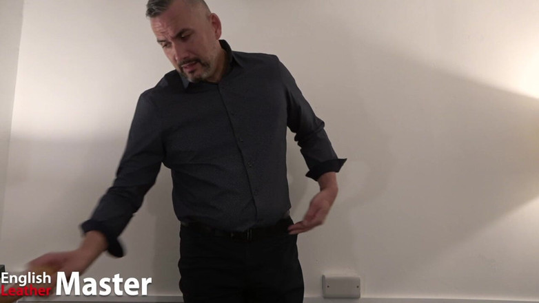 EnglishLeathermaster: Profesoara folosește masturbarea și dă instrucțiuni de masturbare