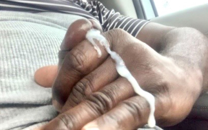 Jamdown26: Černoch si honí sólo, téměř přistižen při masturbaci