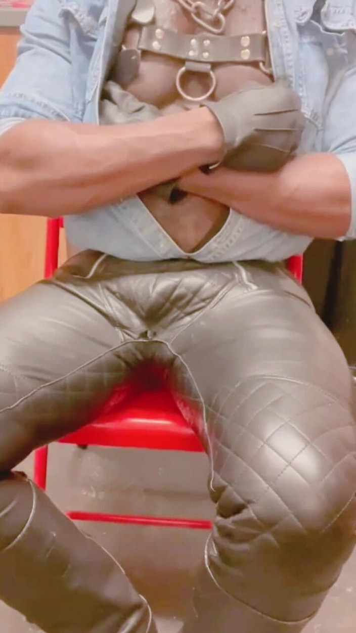 Black mature kinky muscle: 가죽 근육 새아빠 솔로 플레이