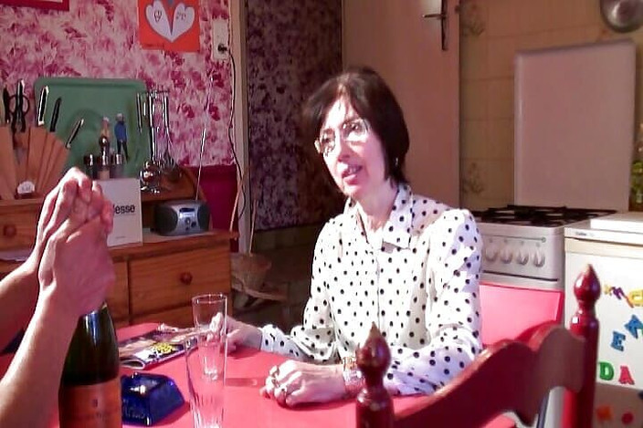 Planete Francaise: Ragazza francese con i capelli scuri che fa venire un...