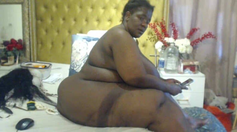 Legendary Booty Overdose: Черная жиробасина мастурбирует и делает стриптиз