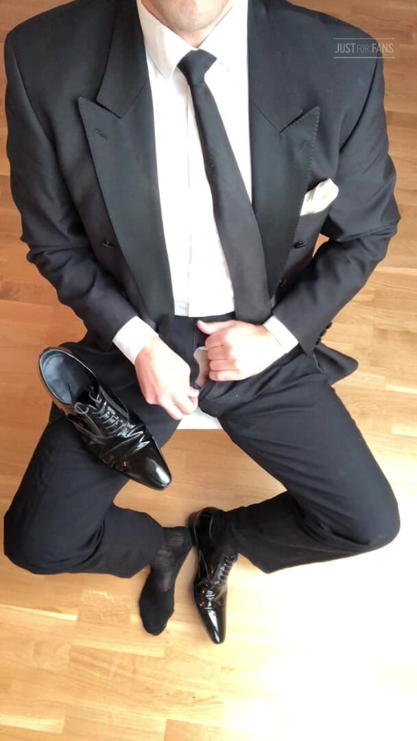 Master Shiny Shoes: Handjob trong bộ đồ đen