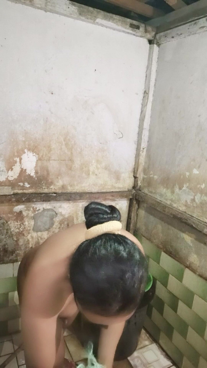 Rania: Melihat Kakak Ipar Sedang Mandi Sambil Masturbasi