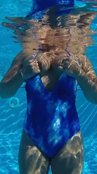 Mit Neuem Badeanzug Im Pool
