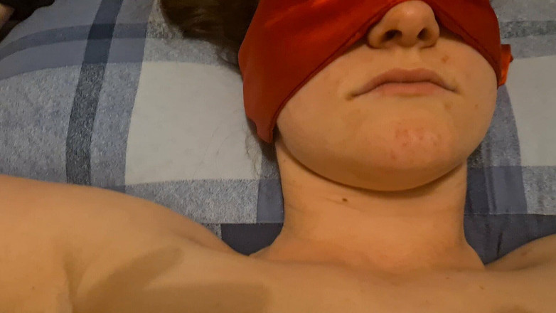 Mr D and Miss C: Młoda dziewczyna przywiązana do łóżka i dokuczała