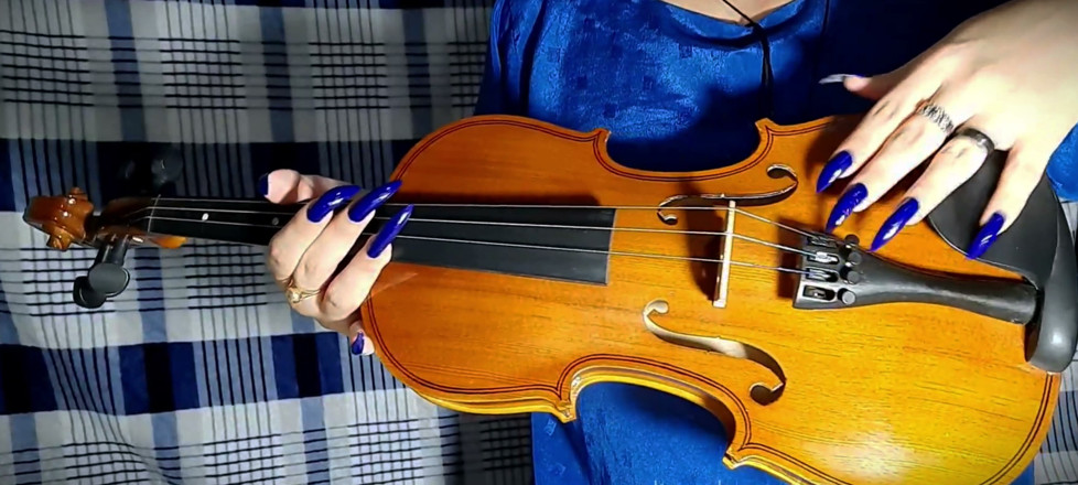 Goddess Li: Blue Nails ve keman