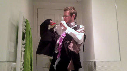 Suited in LDN: Zniszczenie czarnego garnituru