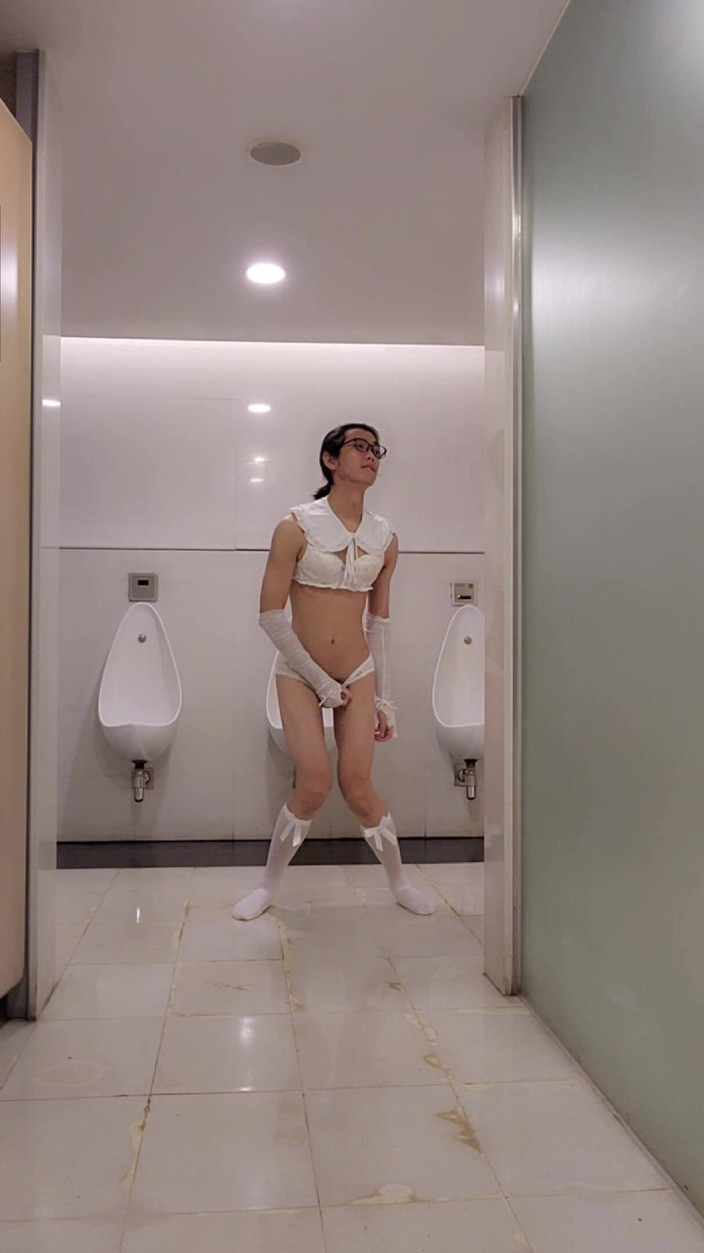 NotAFuta: Travestit drăgălaș exhibiționist spermă în baia publică