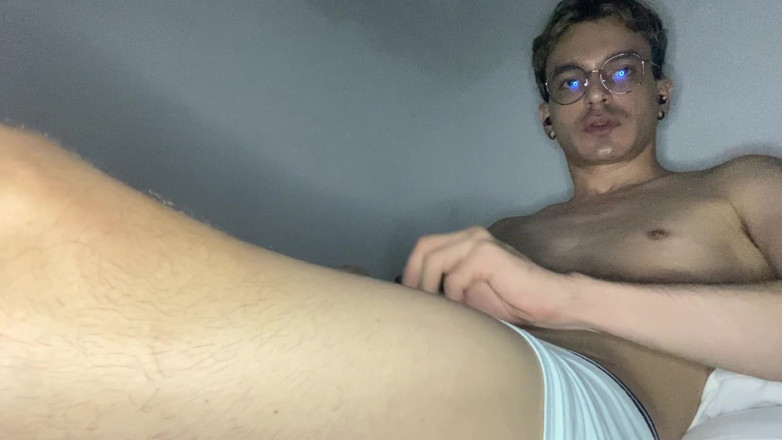 Andrews Perverts: 플래쉬라이트로 노는 똑똑한 소년