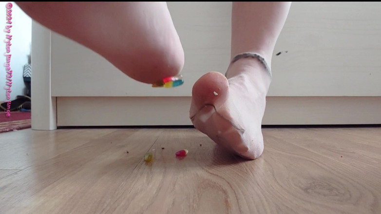 Carmen_Nylonjunge: Nylon feet have fun with fruit gum ** crushing **