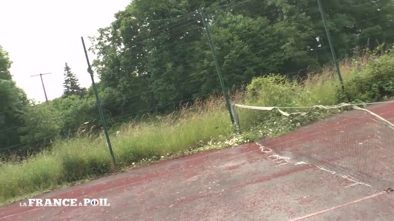 Rue Chaude: Tânăra excitată este futută în trei pe un teren de tenis