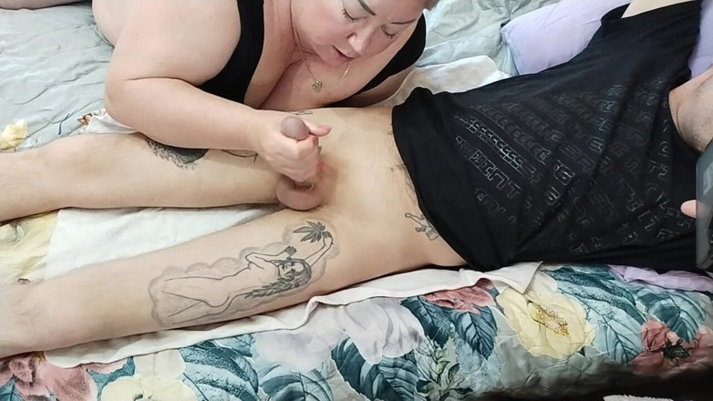 Zona901: Ibu mertua suka banget nyepong kontolku sebelum berangkat kerja