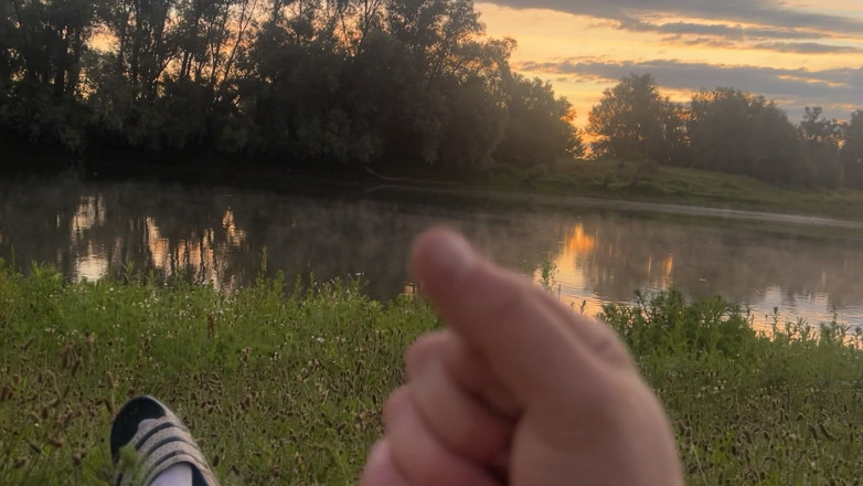 Riskiedik: Playing in the Morning at a Lake