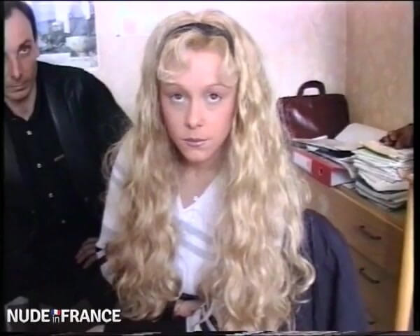La France a Poil: Gold earrings is a real dirty little bitch!