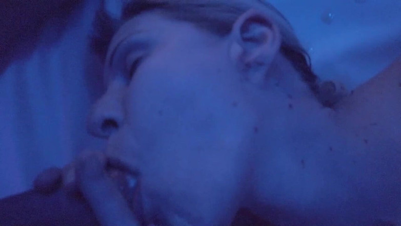 Lovekino: 거대한 자지에 의해 호텔방에서 갱뱅 당하는 금발의 써니 선