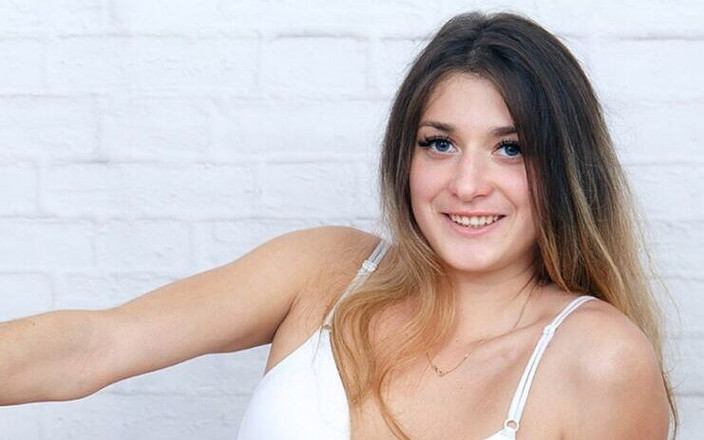 FeelMeVR: Abril असली शौकिया नग्न कास्टिंग वर्चुअल रियलिटी बैकस्टेज