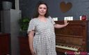 Girls Out West: Tombul piyanist azgın nemli amına cam dildoyla giriyor