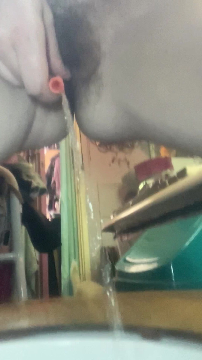 MistressWriggler: レイチェル・リグラーに追いつく:カテーテルを使って携帯電話で小便をする前にファニーを