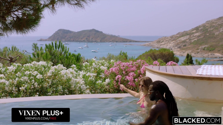 Blacked: Blacked prima ei vacanță cu mare și neagră