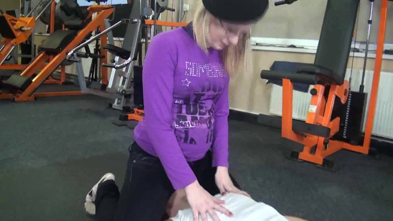 Femdom Austria: Si jalang blonde dengan cermin mata dan hambanya di gim