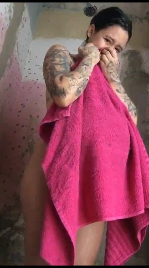 Dalyla: Czy podoba ci się, jak kąpię mój gigantyczny brzuch