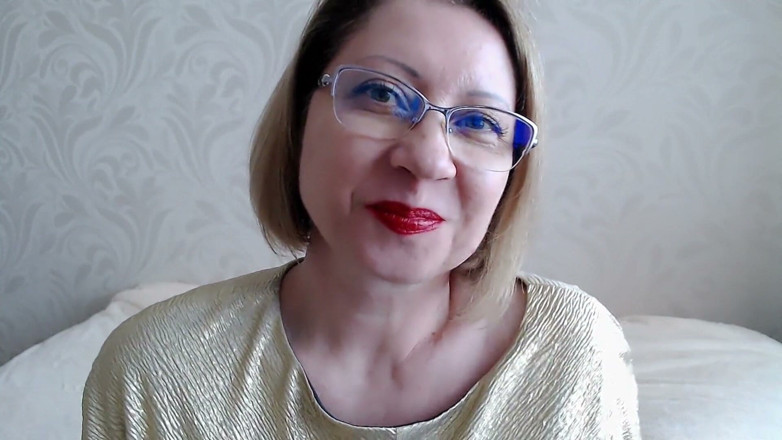 Dream Factory: Red lipstick application