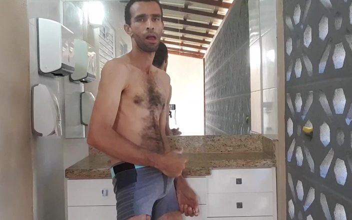 osmar1221: Sundal si spodní prádlo a měl žhavý sex na chodbě koupelny