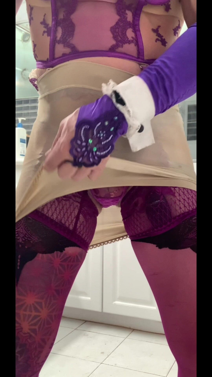 Benito414: Shemale seksi dalam stoking pakaian dalam menunggang dubur berganda dengan...