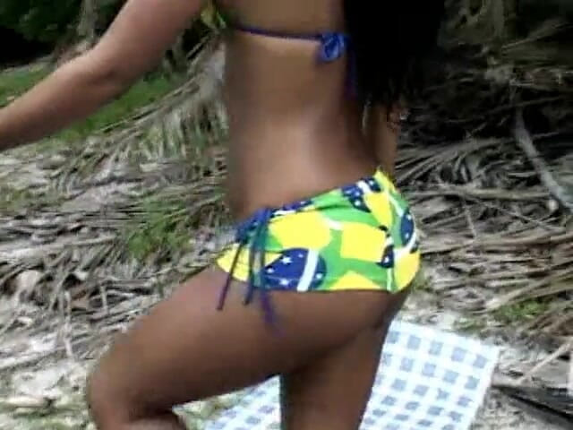 Chica Suicida DVD: Anální ostrov brazilská ebenová teenagerka ošukaná v džungli velkým černým pérem