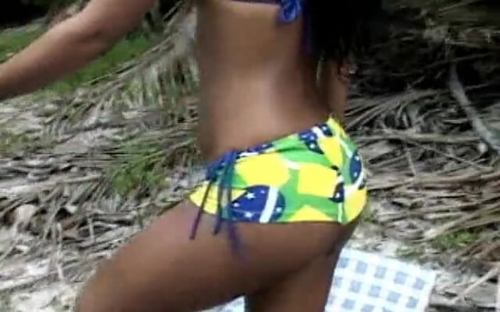 Chica Suicida DVD: Insula anală adolescentă braziliană negresă futută în junglă de o pulă...