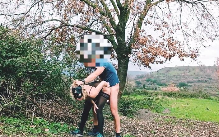 Sportynaked: Plug in culo scopata all'aperto all'aperto